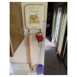 METAL WALL PLAQUE W/ DOG THEME, RETRACTABLE