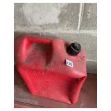 RED PLASTIC GAS CAN, 16.9L CAPACITY.