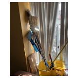 RUBBERMAID COMMERCIAL MOP BUCKET W/ WRINGER,