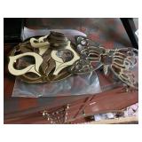 PR METAL TRIVETS, ONE ROUND FLORAL DESIGN, ONE