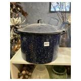 BLUE ENAMEL CANNING POT W/ LID AND INTERNAL RACK.