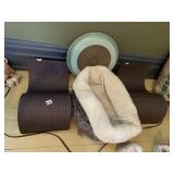PET BEDDING AND SCRATCHER, INCLUDES PLUSH BED AND