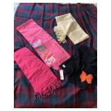 TEXTILE LOT INCL PLAID WOOL BLANKET, PINK FRINGED