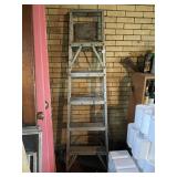 VTG METAL STEP LADDER, FOLDING DESIGN.