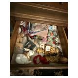 ASSORTED DECORATIVE ITEMS, INCLUDES FABRIC