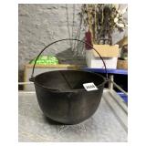 SIDNEY CAST IRON CAULDRON W/ BAIL HANDLE.