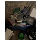 ASSORTED PLASTIC FOOD STORAGE CONTAINERS W/ LIDS.