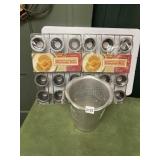 CHICAGO METALLIC GOURMETWARE NON-STICK 12-CUP