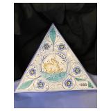 MAIOLICA TRIANGULAR WALL PLAQUE, HAND-PAINTED