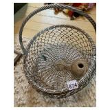 METAL WIRE BASKET W/ SWING HANDLE.