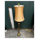 VTG AMBER GLASS TABLE LAMP, TAPERED COLUMN BASE,