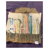 ASSORTED KNITTING NEEDLES AND CROCHET HOOKS IN