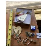 ASSORTED COSTUME JEWELRY, EARRINGS, BROOCHES,