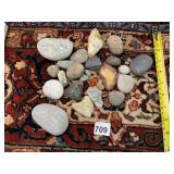 ASSORTED GEOLOGICAL SPECIMENS AND STONES (20+),