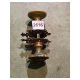 VTG BRASS DOOR KNOB W/ ORNATE FLORAL BACKPLATE.