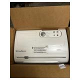 FOODSAVER V825 VACUUM SEALER, NIB, W/