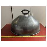 HAMMERED METAL SERVING DOME W/ ROPE TWIST HANDLE.