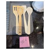 WOODEN KITCHEN UTENSILS, INCLUDES SLOTTED TURNERS