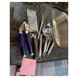 KITCHEN UTENSIL ASSORTMENT INCL GARLIC PRESS, BOX