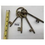 VTG BRASS SKELETON KEYS (4) ON RING.