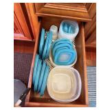 RUBBERMAID PLASTIC FOOD STORAGE CONTAINERS W/