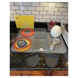 KITCHEN ACCESSORY ASSORTMENT, INCLUDES PYREX