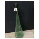 VTG GREEN GLASS BUD VASE, TAPERED FORM.