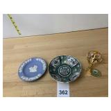 WEDGWOOD JASPERWARE ASHTRAY, GOLD IMARI HAND