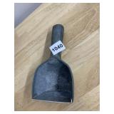ALUMINUM ICE SCOOP W/ METAL BLADE.
