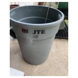 RUBBERMAID BRUTE 32 GAL TRASH CONTAINER.