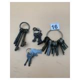 ASSORTED VTG KEYS ON RINGS (4).