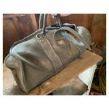VTG LEATHER DUFFEL BAG, ZIPPER CLOSURE.