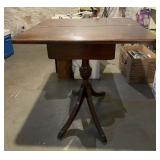 VTG MAHOGANY FOLDING GAME TABLE, PEDESTAL BASE,