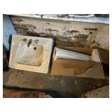 PEDESTAL SINK BASIN W/ PEDESTAL BASE IN BOX.