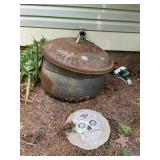 RUSTED METAL CAULDRON W/ LID, DECORATIVE SUGAR