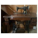 SINGER VTG TREADLE SEWING MACHINE IN WOOD CABINET