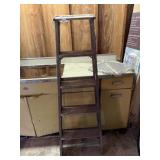 VTG WOODEN STEP LADDER, FOLDING DESIGN.