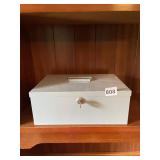 METAL CASH BOX W/ KEY, REMOVABLE PLASTIC COIN