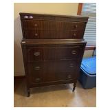 VTG MAHOGANY FINISH CHEST OF DRAWERS, DOVETAILED