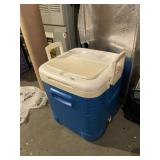 IGLOO ICE CUBE COOLER.