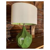 CERAMIC TABLE LAMP, GREEN GEOMETRIC BASE, WHITE