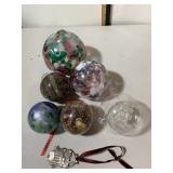 ASSORTED ART GLASS ORNAMENTS (5), METAL HOLIDAY
