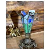 STAINED GLASS TABLE LAMP, FLORAL SHADE, ORNATE