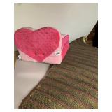 HEART-SHAPED PLUSH FOLD-OUT CHAIR AND WOVEN