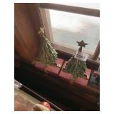 METAL CHRISTMAS TREE STOCKING HOLDERS, RED BASE,