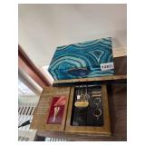 AGATE BOX W/ GOLD-TONE TRIM, ORGANIZER KEYCHAIN
