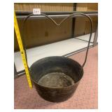 VTG CAST IRON KETTLE, HEART SHAPED HANDLE, BLACK