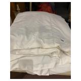 KING SIZE WHITE POLYESTER COMFORTER, QUILTED