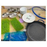 KITCHEN ASSORTMENT, INCLUDES NON-STICK GRILL PAN,