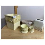 BATHROOM ACCESSORY SET, CERAMIC CONSTRUCTION,
